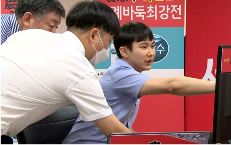 직원들에게 “분명히 마우스 클릭을 했다”며 상황 설명을 하고 있는 박정환 九단.